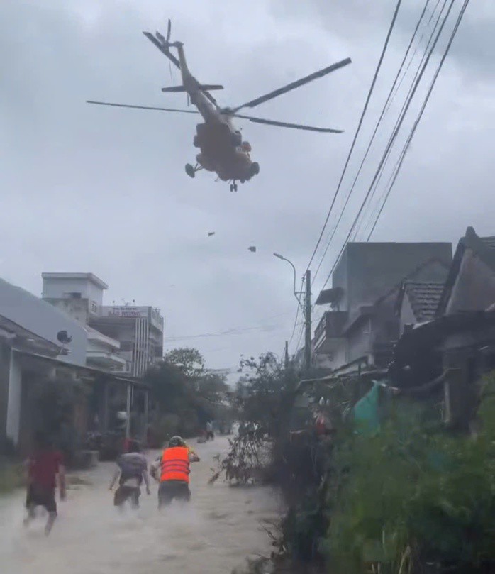 Trực thăng thả túi đựng nhu yếu phẩm tiếp tế cho người dân
