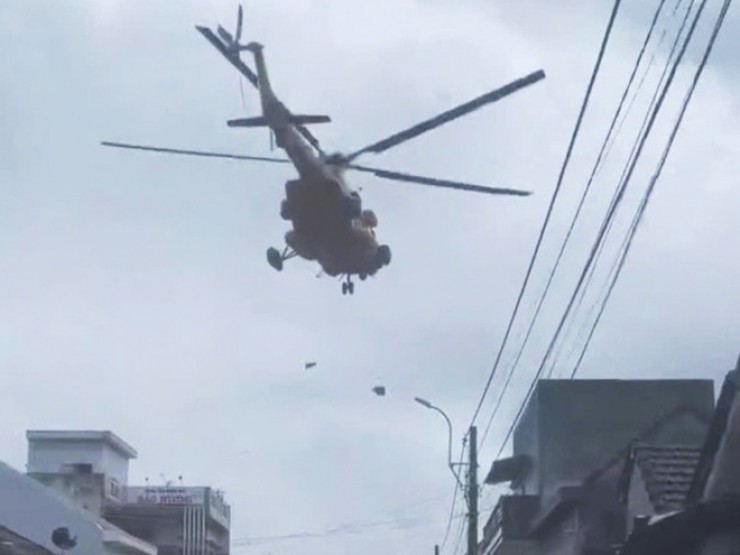 CLIP: Trực thăng thả nhu yếu phẩm, tiếp tế cho người dân bị cô lập