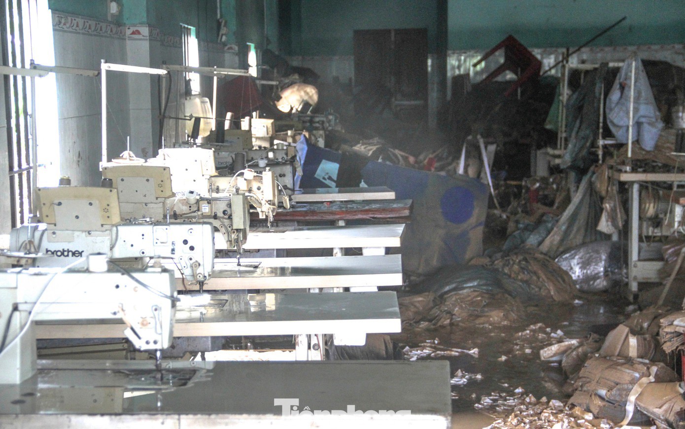 Xưởng may của ông Huy bị nước lũ phá tan hoang.