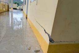 Sau tiếng nổ lạ trong cơn lũ, nhiều nhà dân và trụ sở 1 xã ở Gia Lai xuất hiện vết nứt bất thường