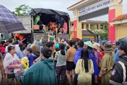 VIDEO: Tang thương vùng rốn lũ Hòa Thịnh