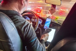 Khách quên điện thoại trên xe, tài xế đòi hơn nửa triệu đồng