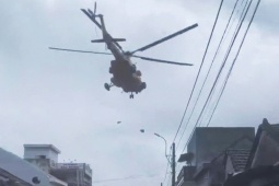 CLIP: Trực thăng thả nhu yếu phẩm, tiếp tế cho người dân bị cô lập