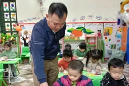 Thầy hiệu trưởng vùng cao trích lương lo bữa ăn bán trú cho học trò nghèo