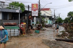 Tin tức trong ngày - Người dân Nha Trang 'bất lực' trước cảnh tượng hoang tàn sau trận lũ lịch sử