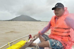 Tin tức trong ngày - Lao vào biển nước cứu người ở tâm lũ Đăk Lăk