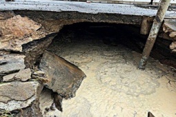 Xuất hiện nhiều hố xói lớn trên Quốc lộ 1, giao thông phải phân luồng khẩn cấp