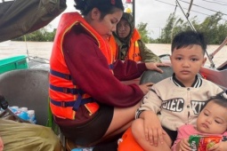 CLIP: Cận cảnh dỡ từng mái tôn, viên ngói cứu người dân trong lũ dữ