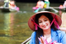 Đoàn phim Ấn Độ ấn tượng với sắc hồng trên dòng Ngô Đồng ở Ninh Bình