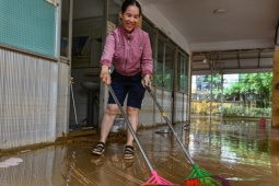 Nhói lòng cảnh ngập bùn đất ở ngôi trường 'rốn lũ' Tây Nha Trang sau 5 ngày lụt lịch sử