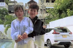 Bạn trẻ - Cuộc sống - Yêu xa 5 năm, cặp đôi 'tí hon' vỡ òa lần đầu gặp nhau ngoài đời