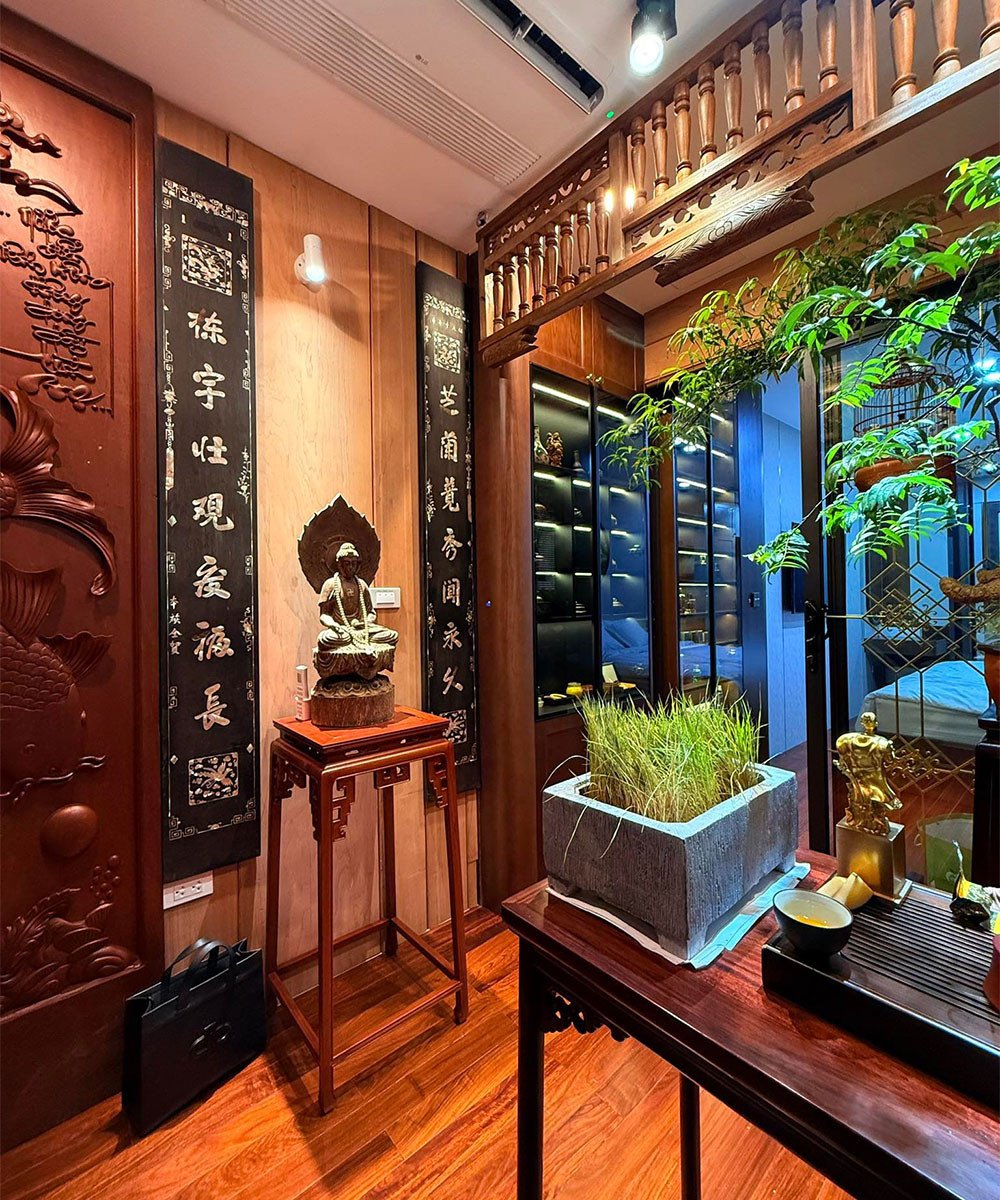 Trong nhà, nghệ sĩ Vượng Râu dành riêng một góc thiền cho riêng mình. Đó là nơi vợ chồng nghệ sĩ ngồi thưởng trà, sống chậm.