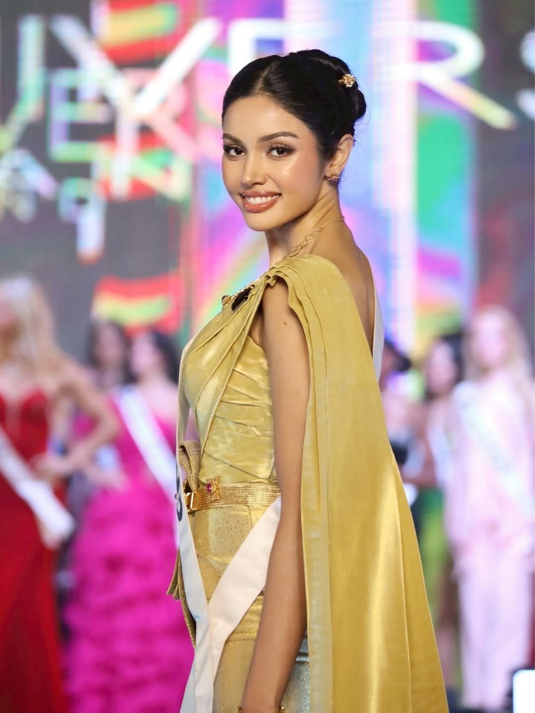 Veena đã có sự thể hiện ấn tượng xuyên suốt cuộc thi. Cô cao 1,78 m, thuộc nhóm thí sinh có vóc dáng nổi bật, quyến rũ. Người đẹp cũng được đánh giá cao vì khả năng giao tiếp trôi chảy bằng tiếng Anh. Người đẹp năm nay 29 tuổi, mang vẻ đẹp sắc sảo pha trộn dòng máu Thái Lan và Ấn Độ. Trước khi đăng quang Hoa hậu Hoàn vũ Thái Lan 2025, cô giành chiến thắng ở cuộc thi cấp tỉnh Saraburi.