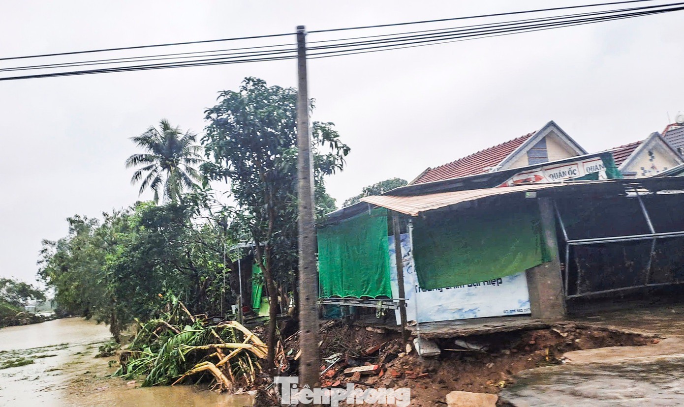 Nhà cửa của người dân ở xã Hòa Thịnh bị thiệt hại nặng sau trận lũ.