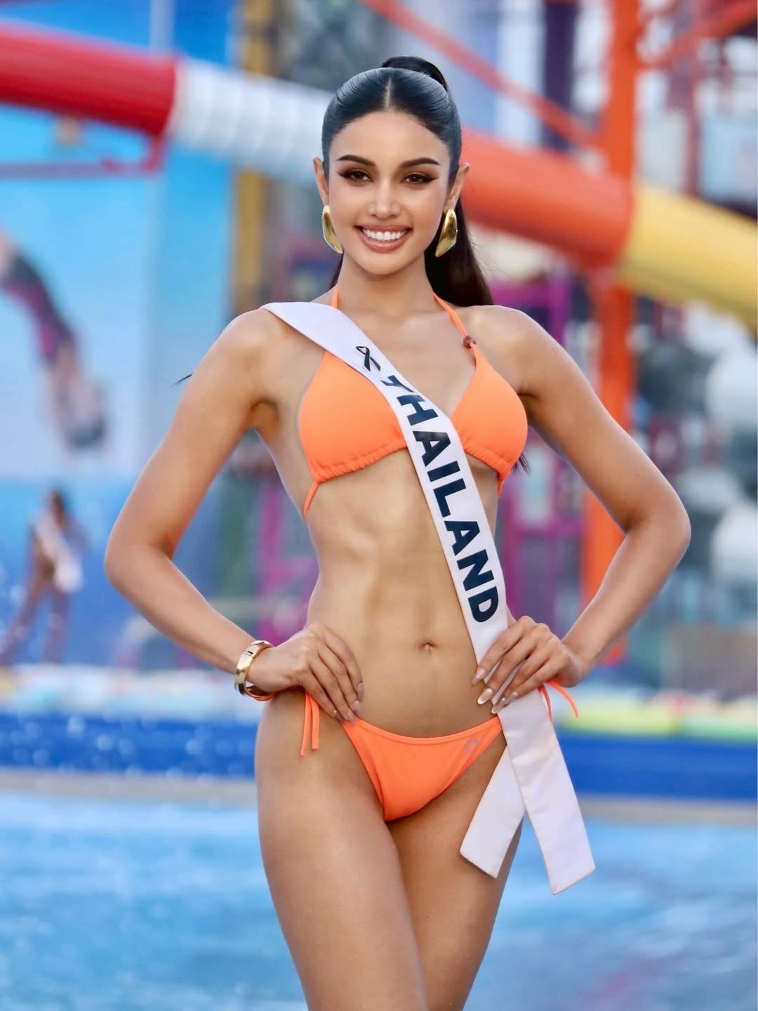 Veena có kinh nghiệm thi sắc đẹp ấn tượng. Cô từng bốn lần tham gia Hoa hậu Hoàn vũ Thái Lan mới giành chiến thắng. Trong chung kết Hoa hậu Hoàn vũ 2025, Veena được đánh giá làm tốt ở hai phần thi áo tắm, dạ hội. Cô cũng có hai câu trả lời ứng xử trôi chảy, thông minh. Nhiều người cho rằng với những gì đã thể hiện, Veena xứng đáng với ngôi vị hoa hậu hơn người đẹp Mexico.