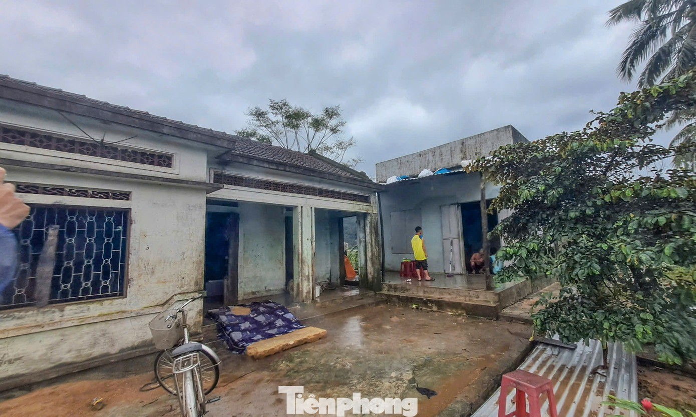 Nhà cửa của người dân ở xã Hòa Thịnh bị thiệt hại nặng sau trận lũ.