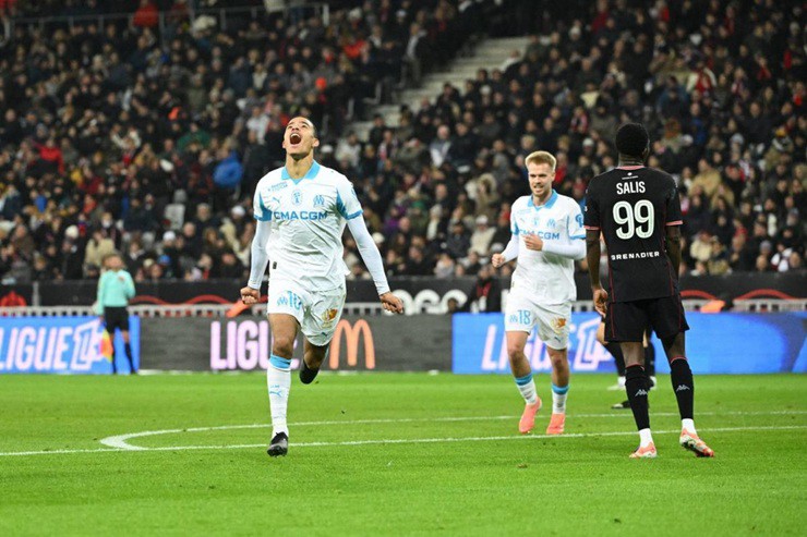 Cựu sao MU Greenwood dẫn đầu "Vua phá lưới" giải Pháp, gọi Ronaldo là "điên rồ" - 1