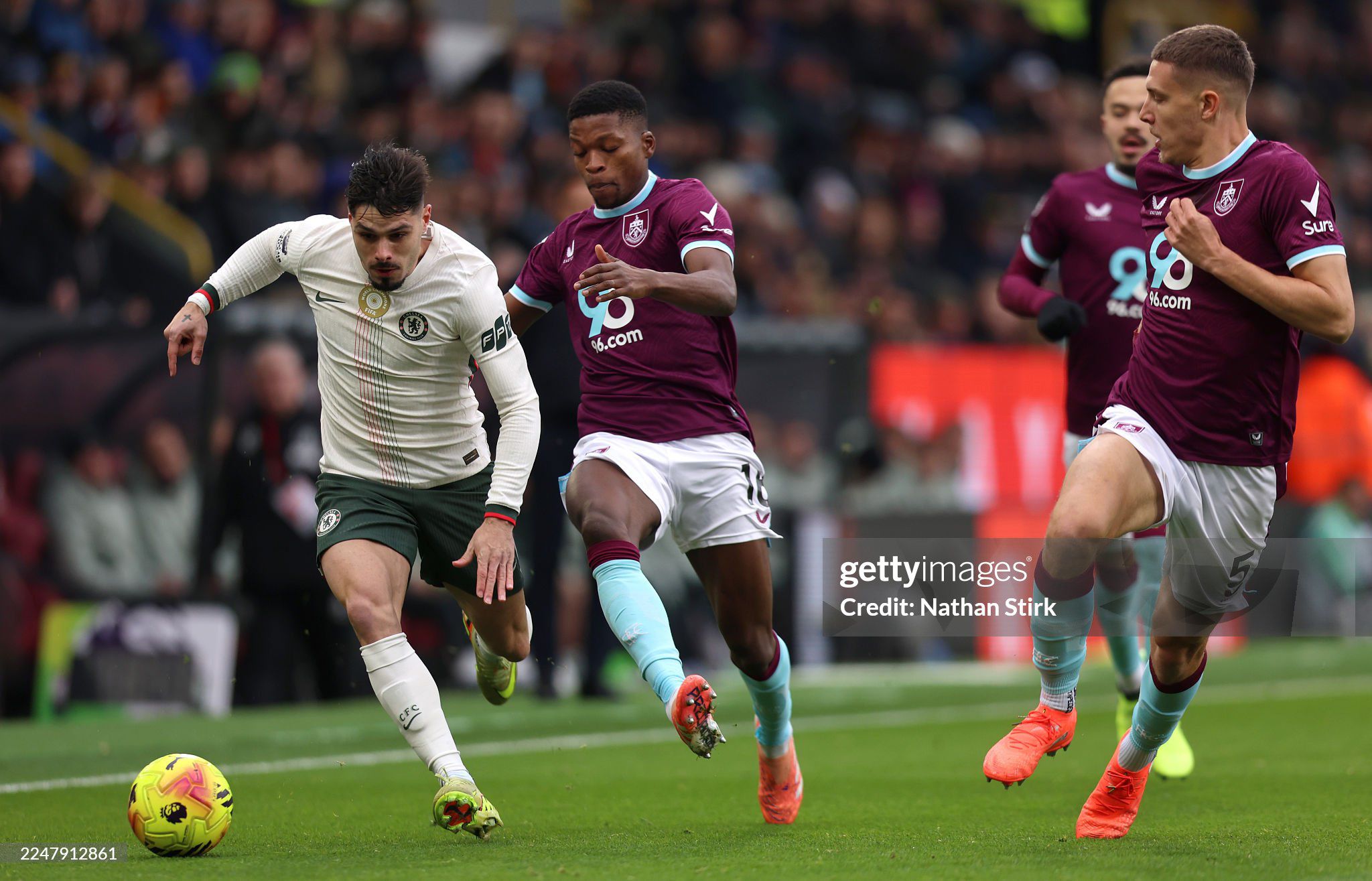 Chelsea vất vả trong hiệp một