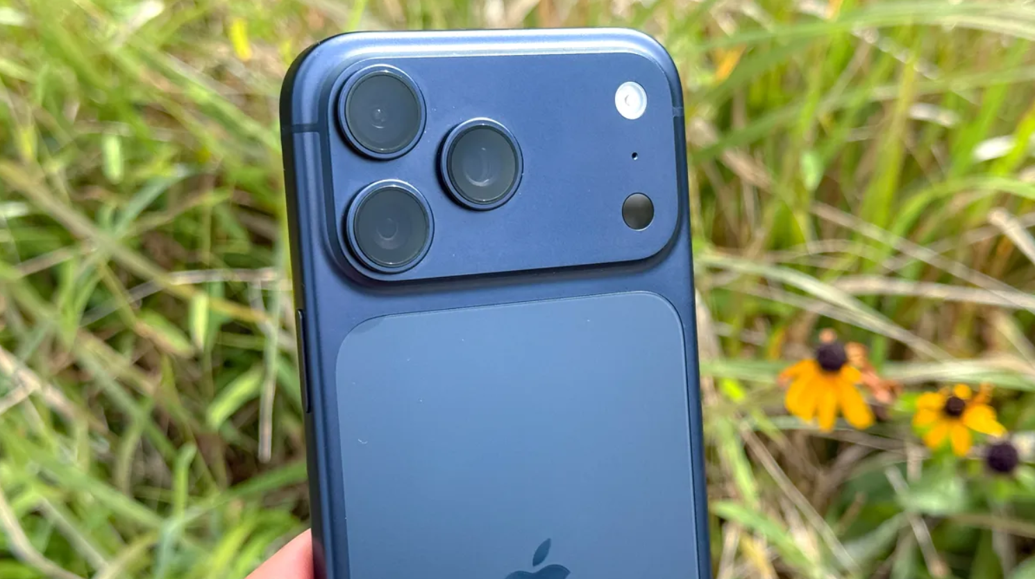 iPhone 17 Pro màu xanh dương.