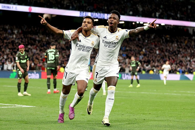 Vinicius chưa chấp nhận gia hạn với Real, Rodrygo bị "thất sủng" dưới thời HLV Alonso
