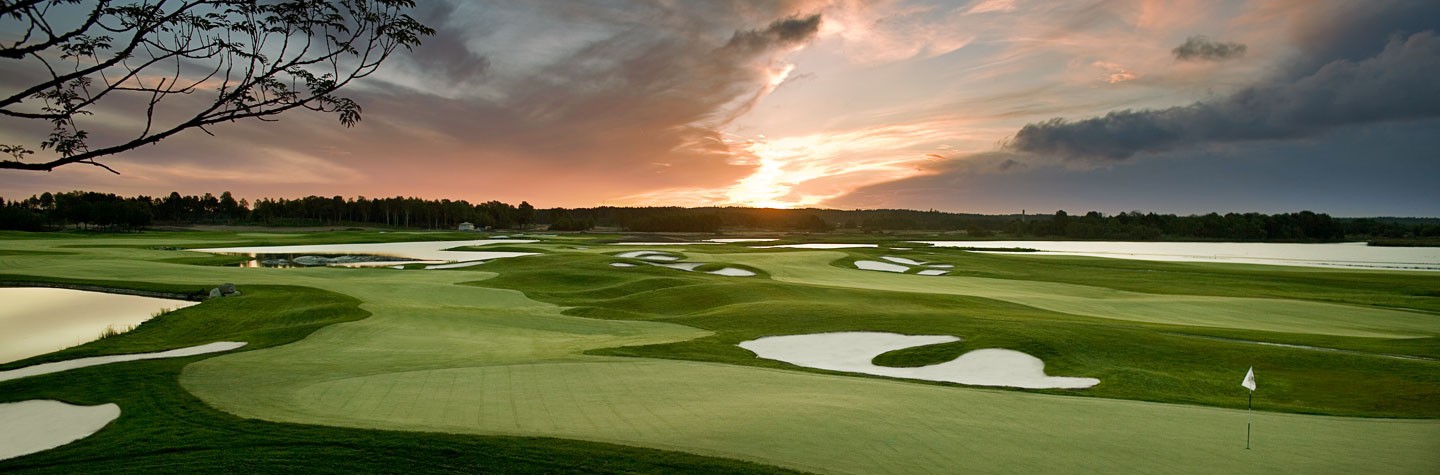 Hai sân golf 18 hố 155ha được thiết kế bởi Tiger Wood và Robert Trent Jones với cảnh quan thiên nhiên sinh thái