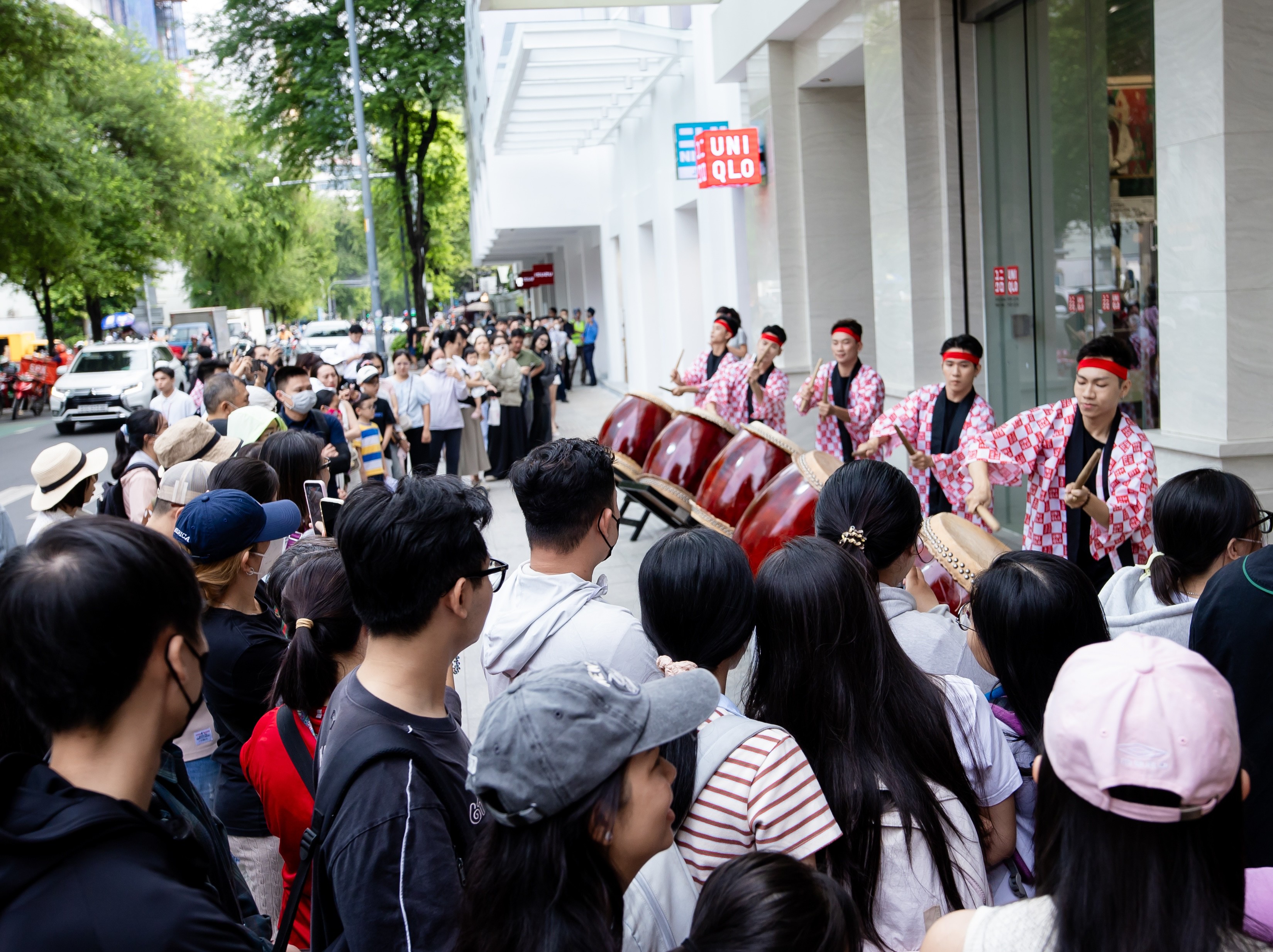 Trước giờ mở cửa, khu vực phía bên ngoài cửa hàng UNIQLO Đồng Khởi đã có rất đông khách hàng chờ đến lúc mua sắm.