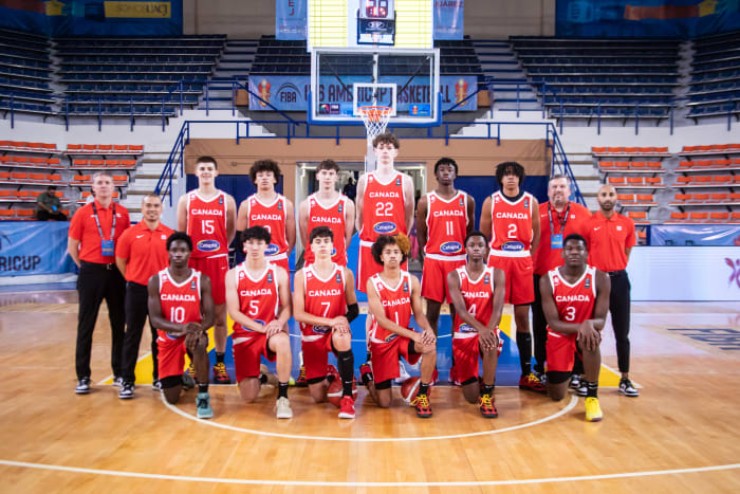 Jeremy (số 22) nổi bật trong đội hình U16 Canada