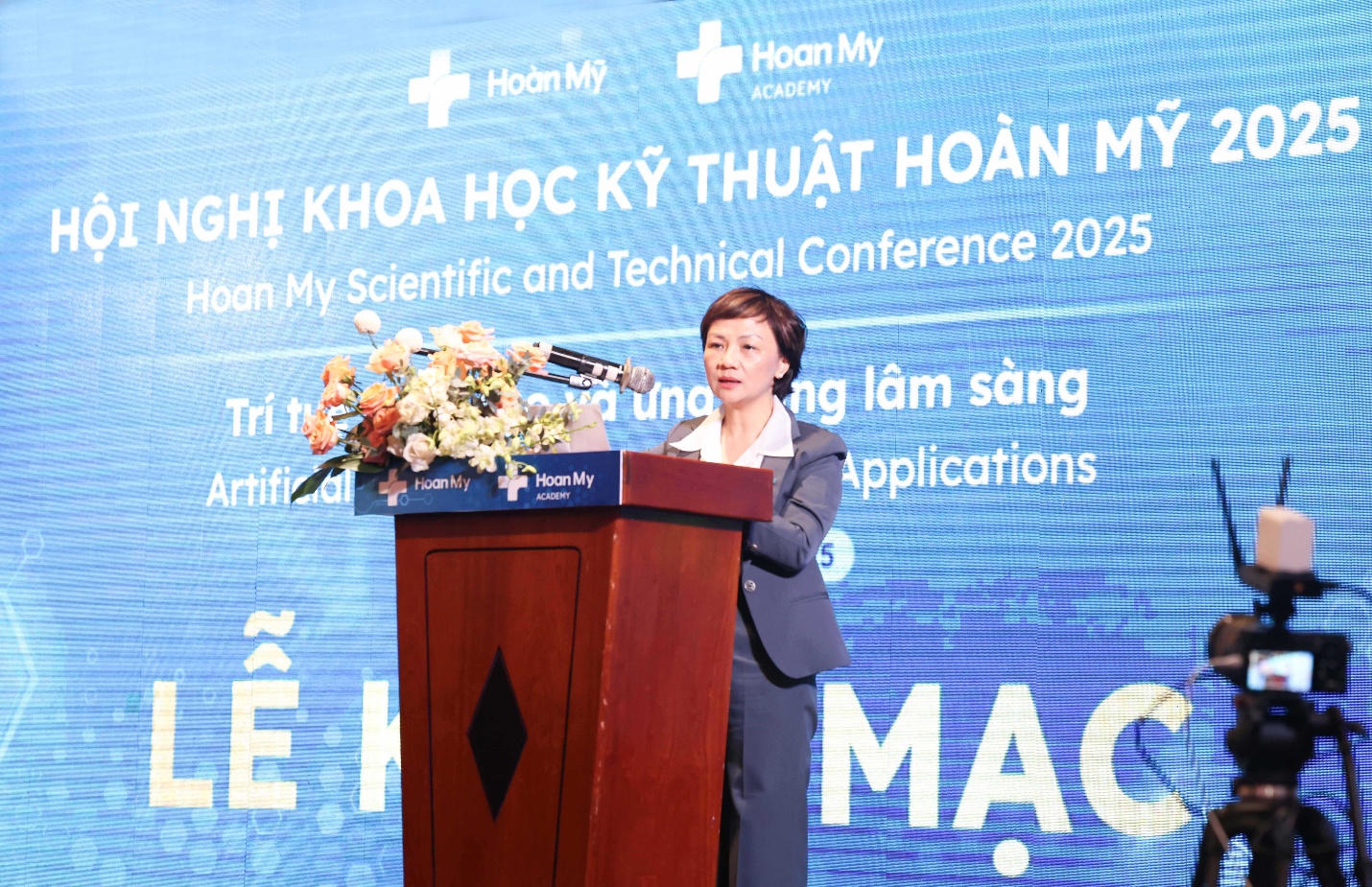 Bà Huỳnh Bích Liên, Tổng Giám đốc Tập đoàn y khoa Hoàn Mỹ phát biểu khai mạc hội nghị. Ảnh: HM
