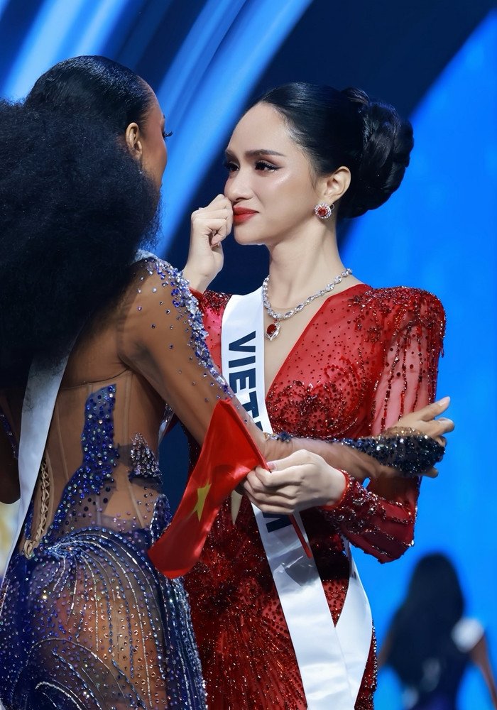 Hương Giang trên sân khấu chung kết Miss Universe 2025.