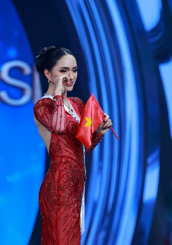 Hương Giang trên sân khấu chung kết Miss Universe 2025.