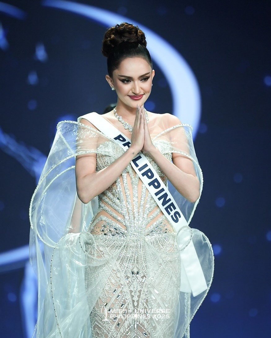 Trong chung kết, đại diện Philippines - Ahtisa Manalo giành ngôi Á hậu 3. Đây được xem là vị trí phù hợp với cô. Tuy nhiên, cũng có nhiều ý kiến cho rằng người đẹp được ban tổ chức thiên vị vì một trong những giám khảo chính của đêm chung kết là bạn thân của cô.