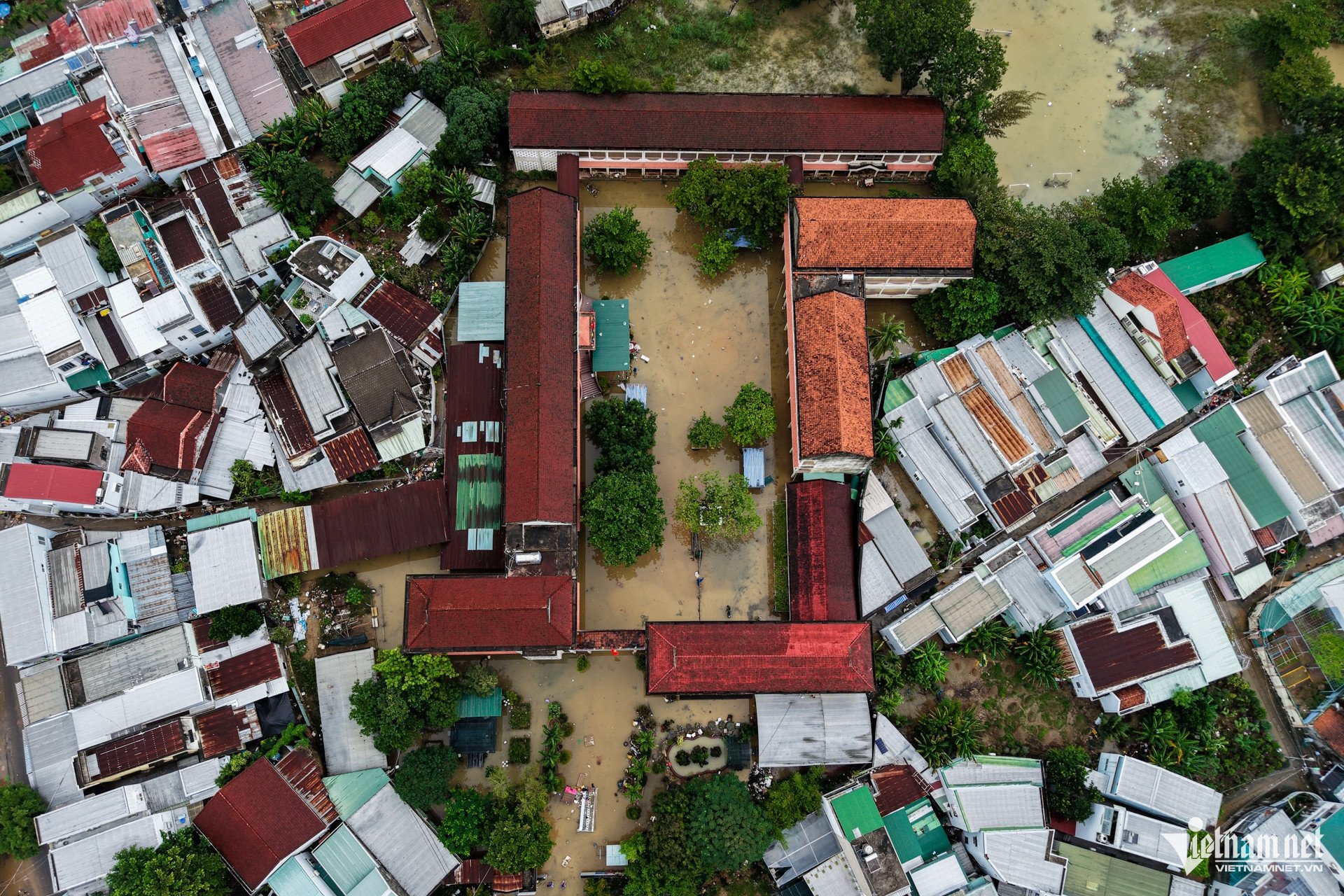 Nhói lòng cảnh ngập bùn đất ở ngôi trường &#39;rốn lũ&#39; Tây Nha Trang sau 5 ngày lụt lịch sử - 2