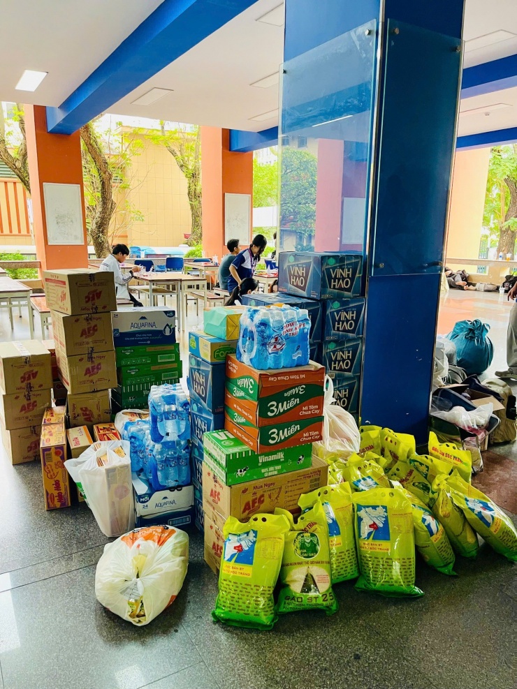 Gạo, bánh, sữa, mì, nước suối... là những thực phẩm rất cần thiết hỗ trợ người dân lúc này