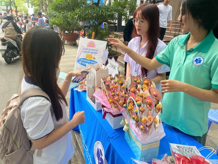 Sinh viên Trường ĐH Công Thương TP HCM bán hàng gây quỹ cho đồng bào các tỉnh miền Trung