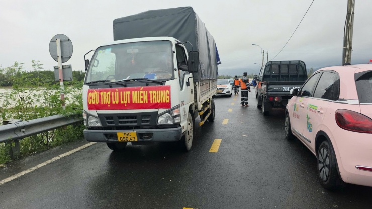 Đoàn xe đi cứu trợ tại xã Hoà Thịnh, Đắk Lắk.