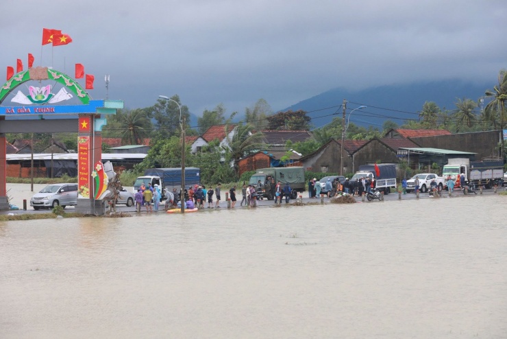 Từng đoàn xe thiện nguyện hướng về bà con vùng lũ Đắk Lắk.