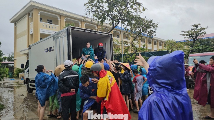 Bà con đi nhận cơm từ thiện.