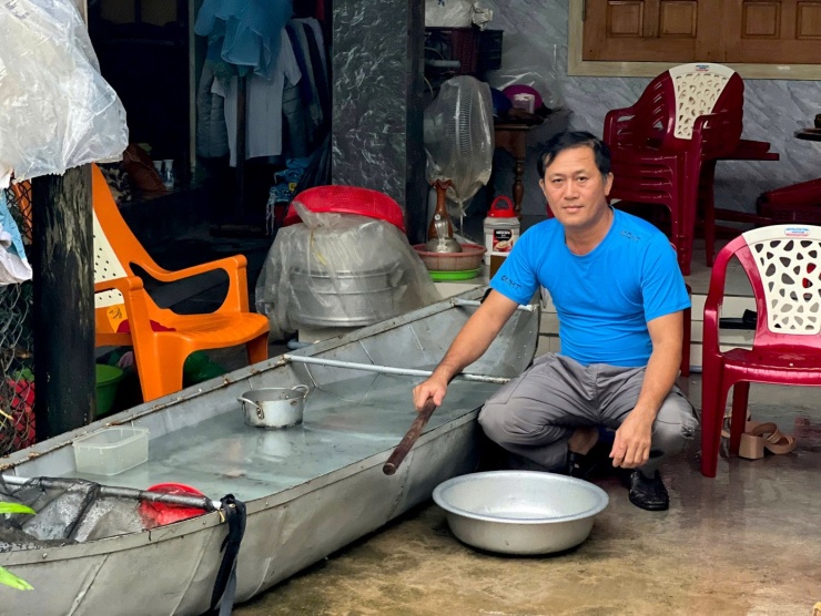 Anh Tấn cùng chiếc ghe bằng tôn cứu nhiều người trong tổ Mỹ Tài.