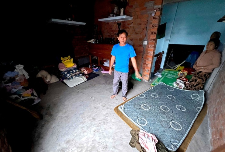 Căn gác ở tầng hai nhà anh Tấn nơi mọi người trú ngụ thời điểm nước dâng cao.