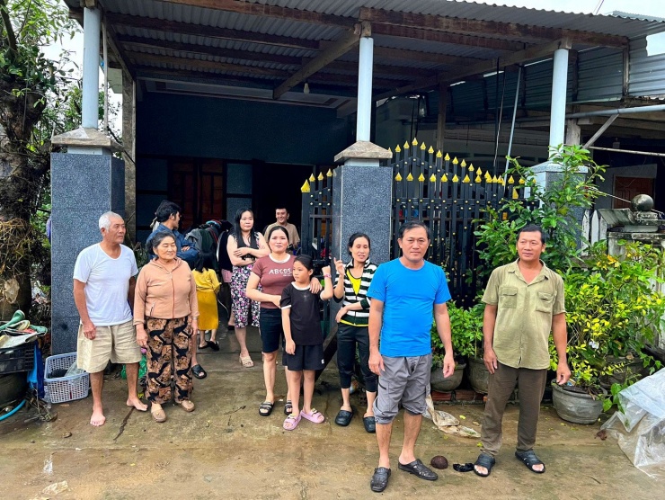 Một số người trong tổ Mỹ Tài được anh Tấn ứng cứu lúc nước dâng cao.