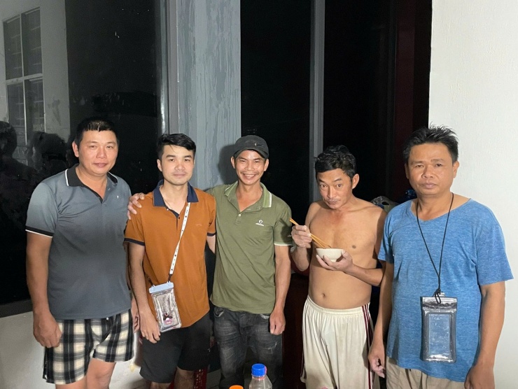 5 người hùng cùng với lực lượng Công an xã Hoà Thịnh giúp dân thoát khỏi nguy hiểm.