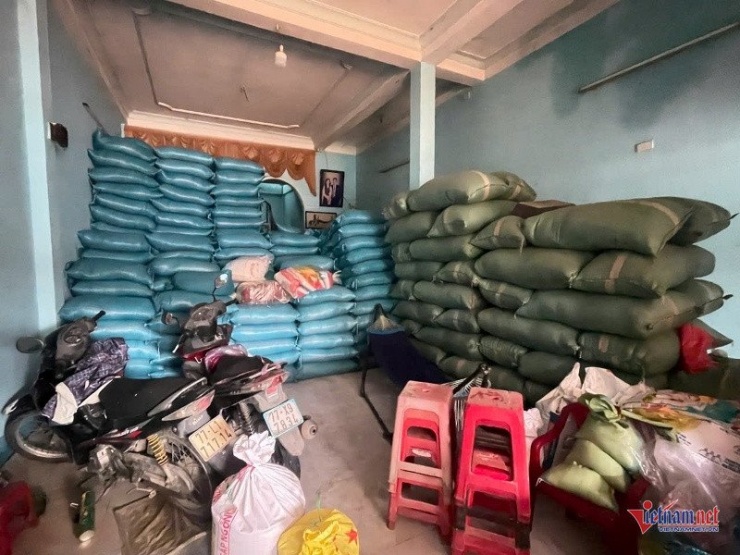 Kho gạo của ông Trương Ngọc Tuấn có 9 tấn bị ngập trong lũ. Ảnh Trần Hoàn