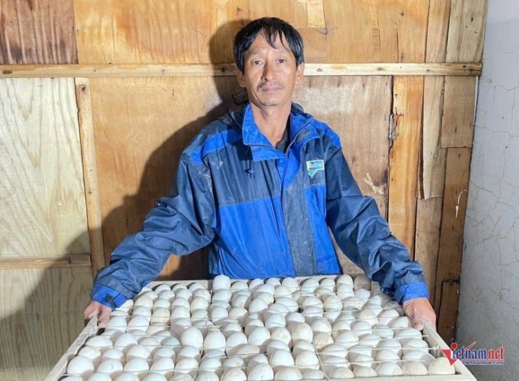 Ông Kiểu buồn rầu bên khay trứng lộn bị ngập lũ, phải bán với giá rất rẻ. Ảnh Trần Hoàn