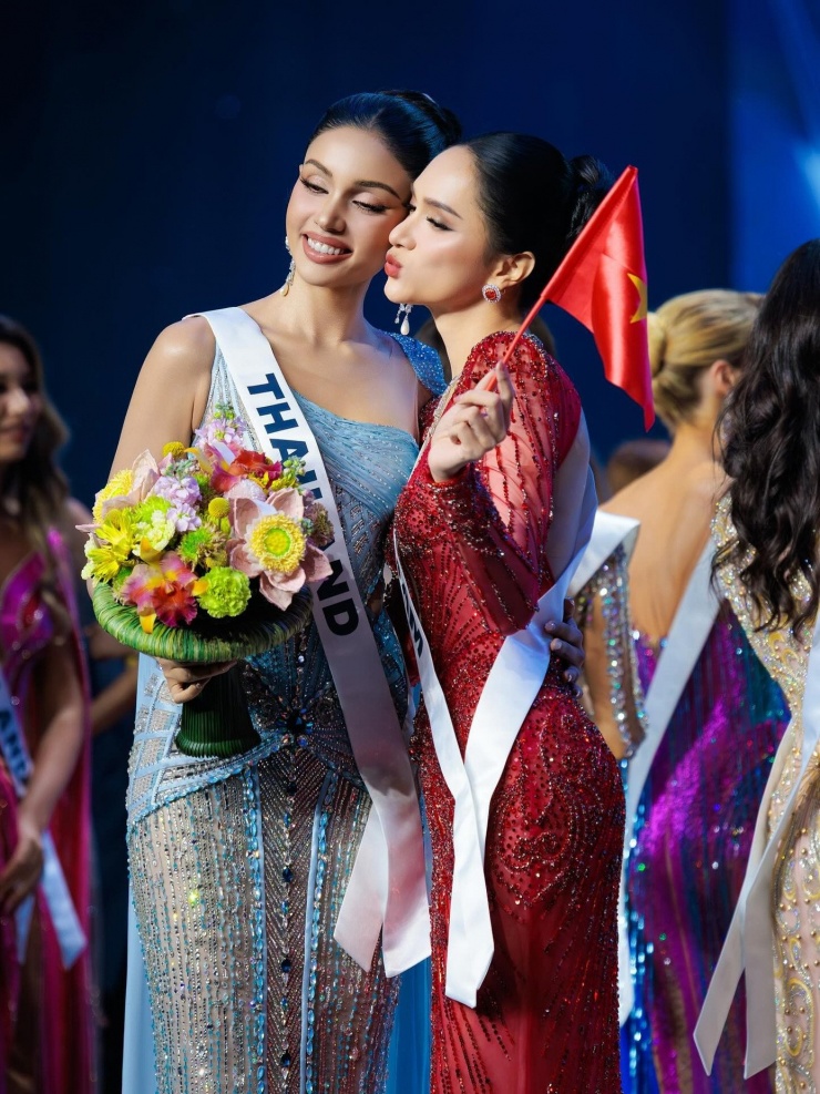 Hoa hậu Hương Giang và bạn cùng phòng, cũng là Á hậu 1 của Miss Universe 2025, người đẹp Veena của nước chủ nhà Thái Lan.