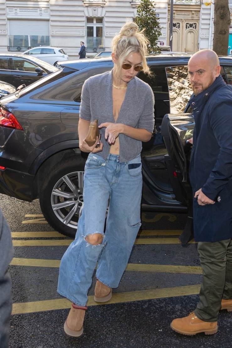Người mẫu Gigi Hadid xuống phố với cardigan, quần jeans và giày da lộn lót lông. Ảnh: Backgrid