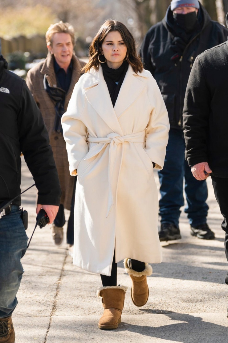 Selena Gomez cũng là fan của món đồ này vì đi êm chân và giữ ấm tốt. Ảnh: GC Images