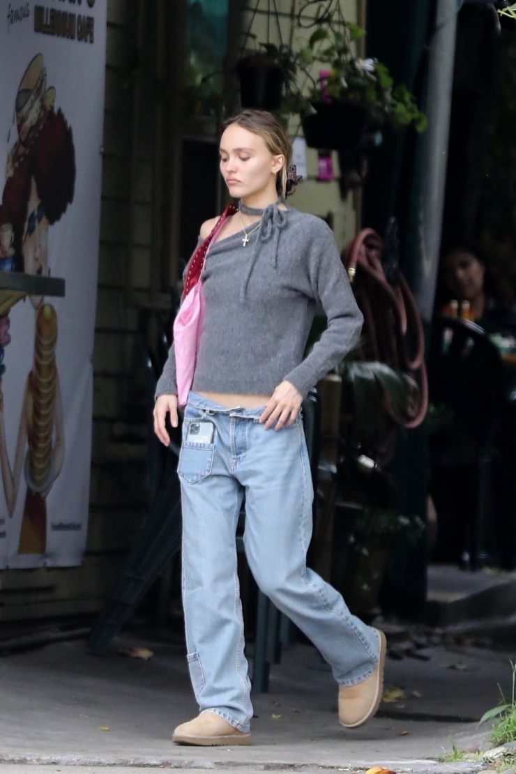 Thời trang đường phố của Lily-Rose Depp theo phong cách normcore. Ảnh: Backgrid