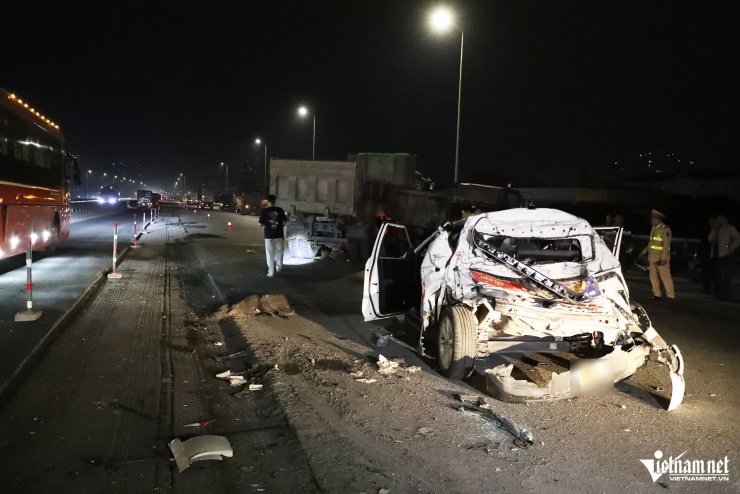 Hà Nội: Hiện trường vụ ô tô tải đâm hàng loạt xe tại vành đai 3 trên cao - 1