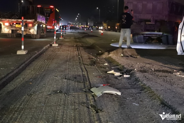 Hà Nội: Hiện trường vụ ô tô tải đâm hàng loạt xe tại vành đai 3 trên cao - 7