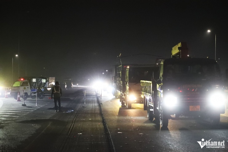 Hà Nội: Hiện trường vụ ô tô tải đâm hàng loạt xe tại vành đai 3 trên cao - 11